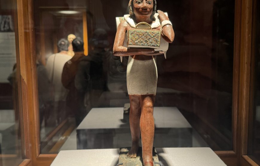 Giza pyramids and Egyptian museum and Khan Bazaar day tour (Car + Guide)